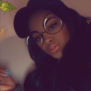 Meet your Posher, Tia